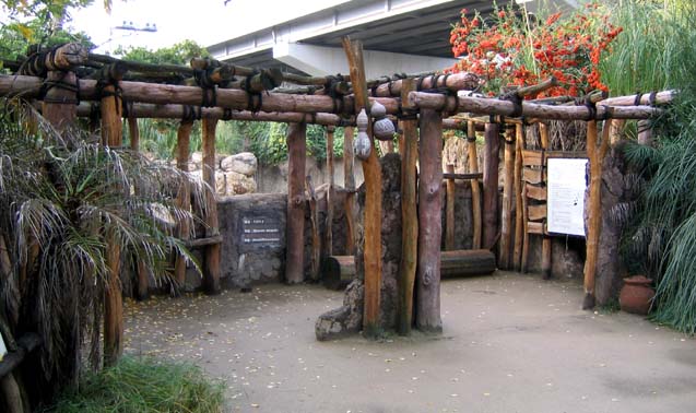 天王寺動物園・サイ舎