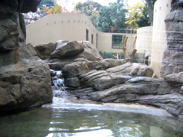 上野動物園クマ舎　擬岩