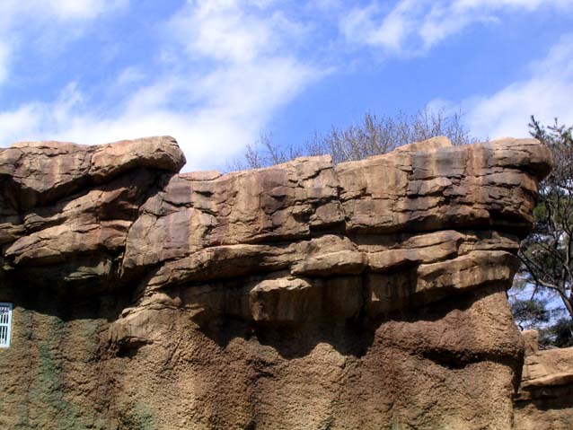 多摩動物公園オオカミ・トラ舎　擬岩