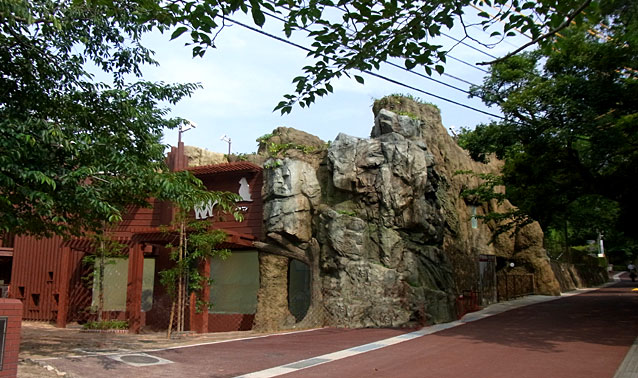 王子動物園・クマ舎外観